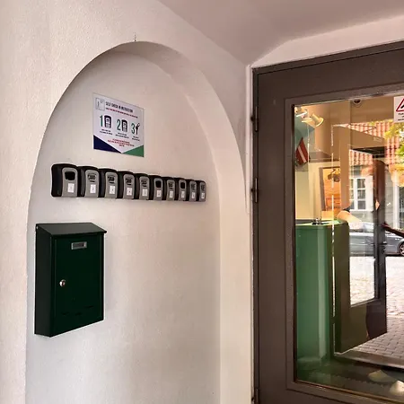 Готель Bridge Free Parking